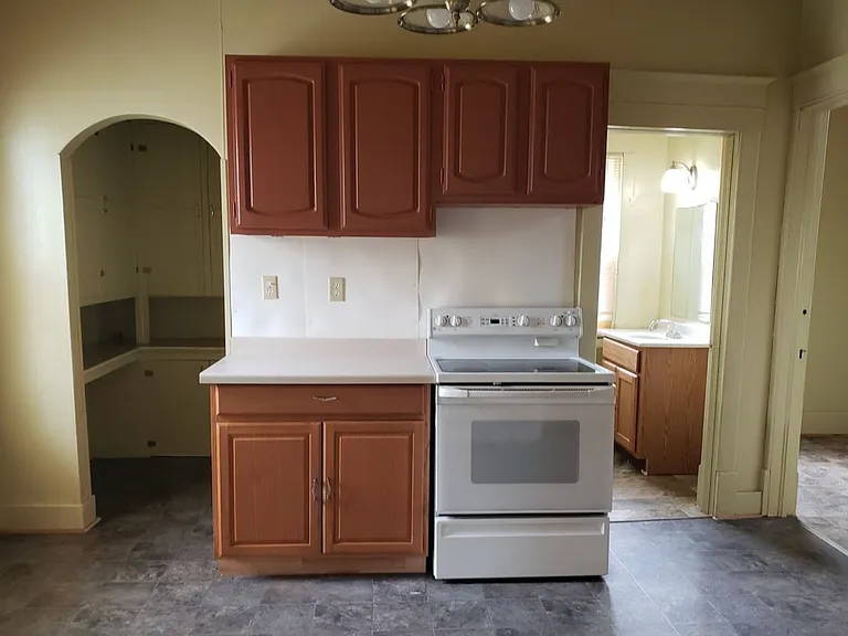 802 S 1st Ave — Photo 2