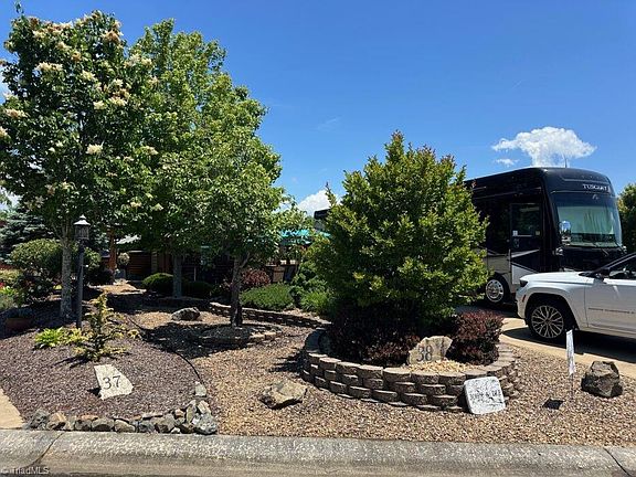 2nd image of 2524 Edmonds Rd #38