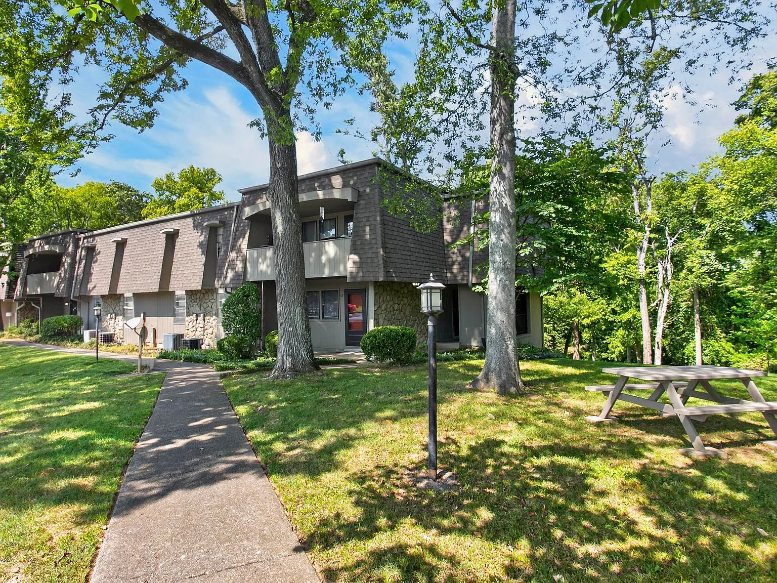 2 bed, 1043 sqft, $1,400 — Photo 4