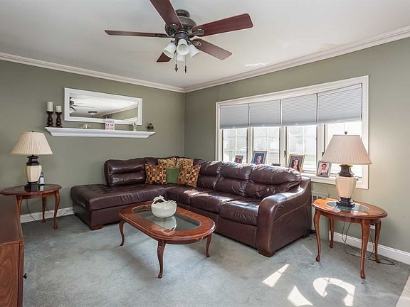 4th image of 132 E Zoranne Dr
