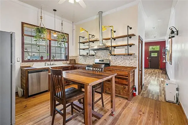 1611 Hollygrove St — Photo 7