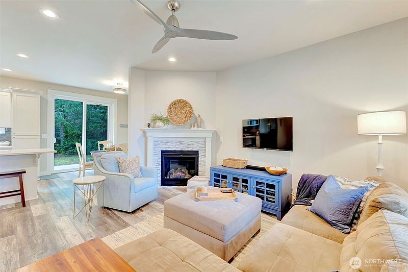 4th image of 136 Spruce Loop SW