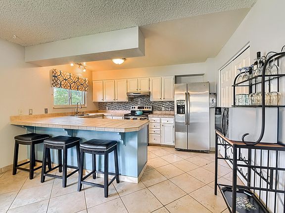 Kitchen with breakfast bar