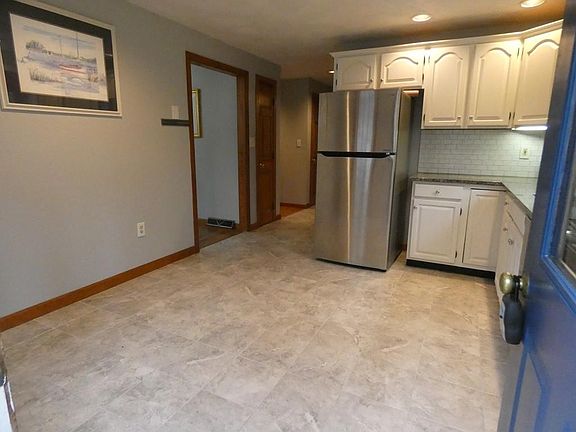 3rd image of 9 Longwood Cir