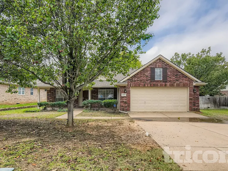 2217 Forest Park Cir — Photo 2