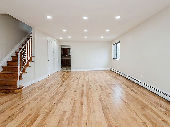4th image of 9121 Avenue