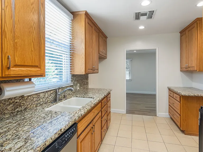 22436 Avenue San Luis — Photo 10