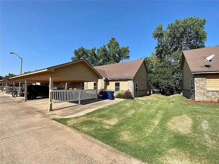 524 E Greenbriar Cir #524 — Photo 5