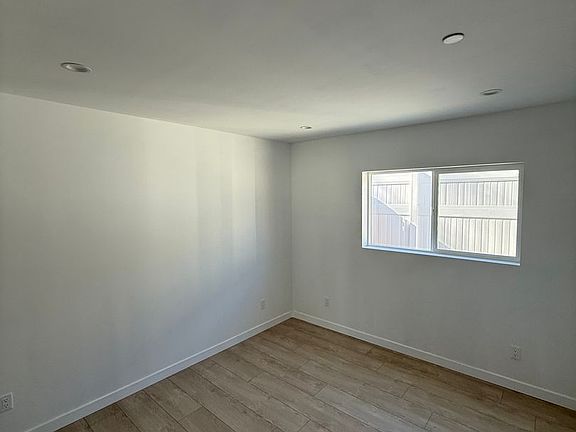 4th image of 22026 Saticoy St #1/2