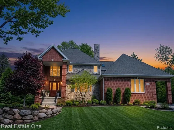 960 Hill Hollow Ln, Milford, MI 48381