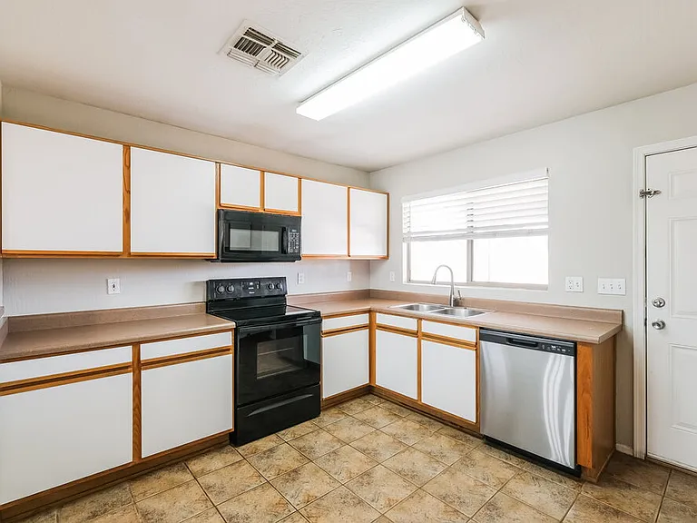 15843 W Woodlands Ave — Photo 9