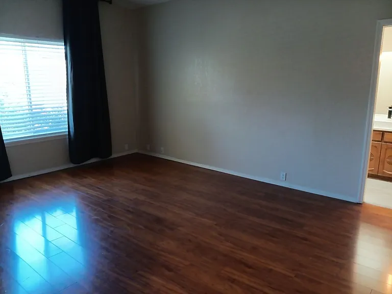 10404 Griffith Park Dr NE — Photo 9