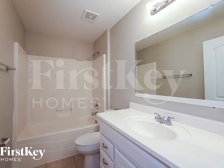 915 Kanuga St E — Photo 16