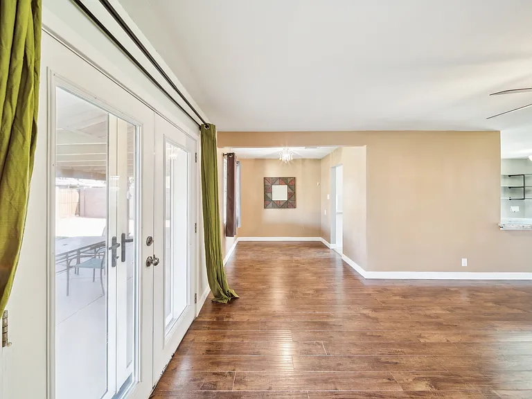 2320 W Whitton Ave — Photo 3