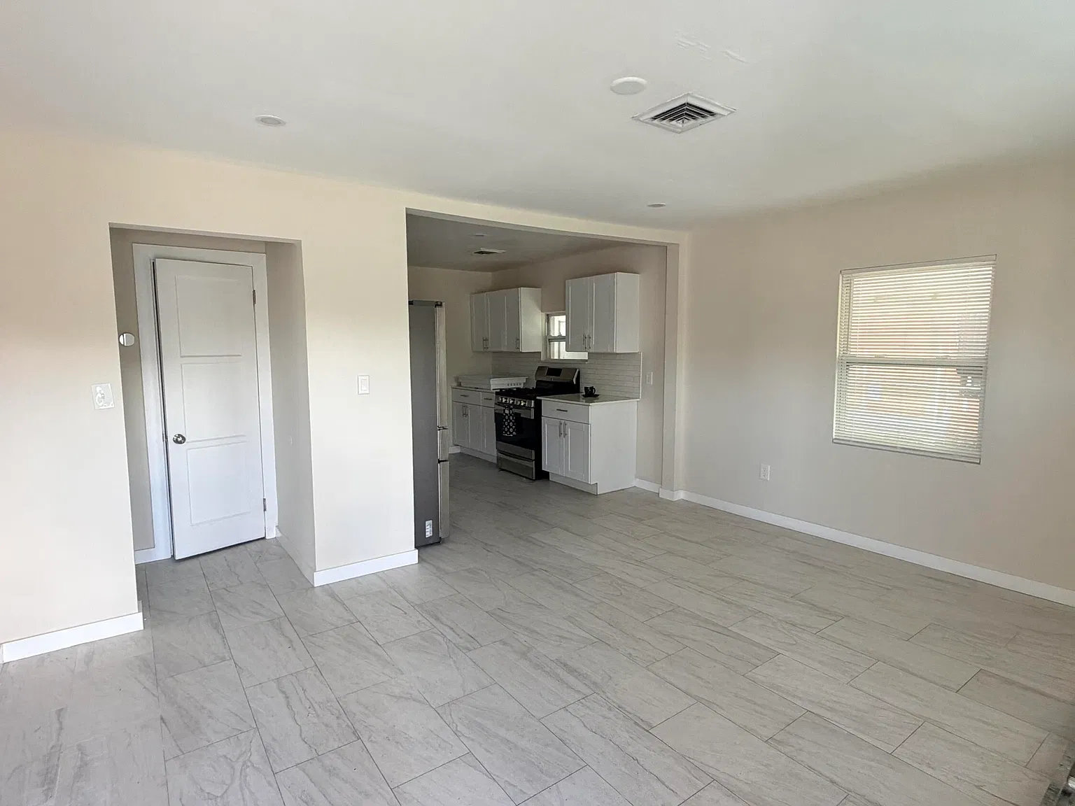 3 bed, 2.0 bath, 888 sqft, $2,100 — Photo 4