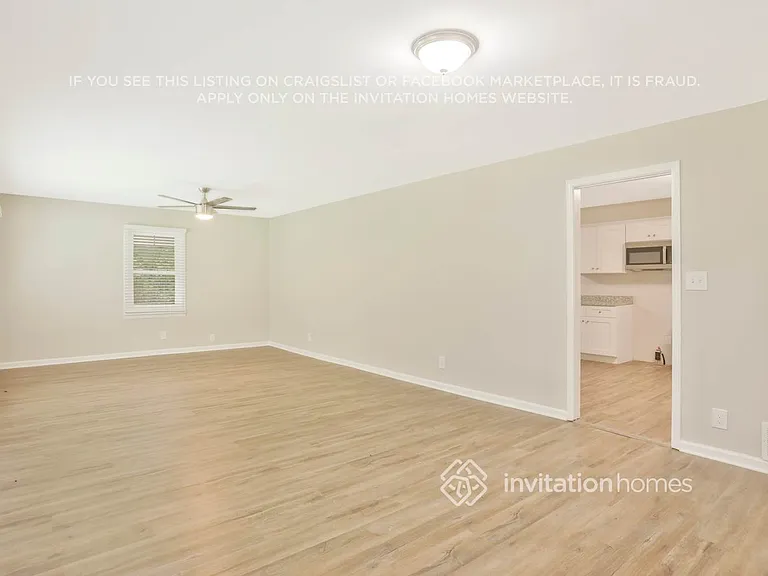 1554 N Columbia Pl — Photo 4