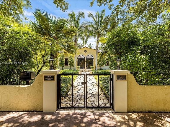 4th image of 2103 Country Club Prado