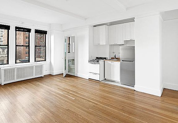 3rd image of 157 E 72nd St APT 6C