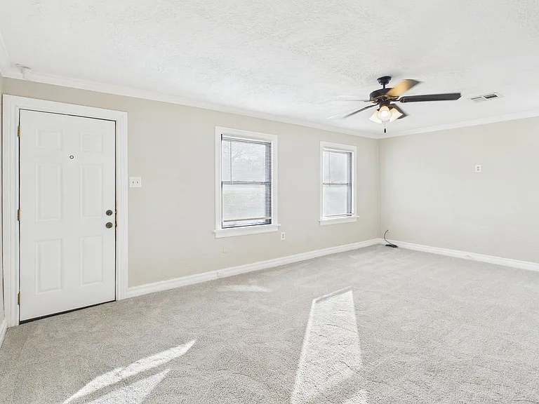 1307 NW Maple Ave — Photo 5