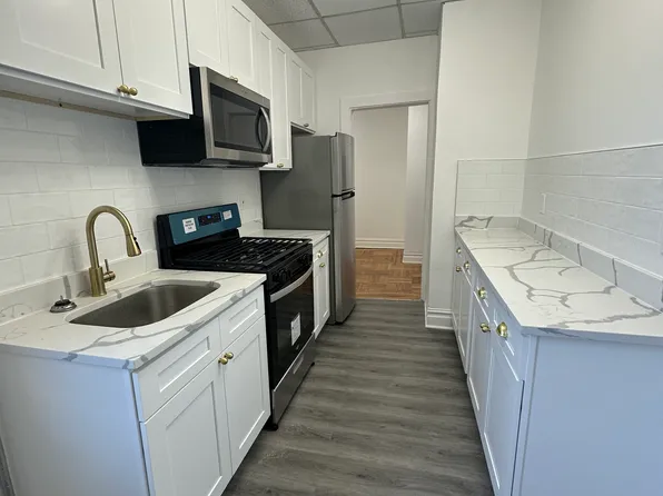 995 Summit Avenue image 4 of 8