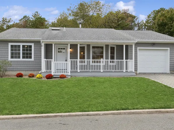 99 Village Circle W, Manorville, NY 11949
