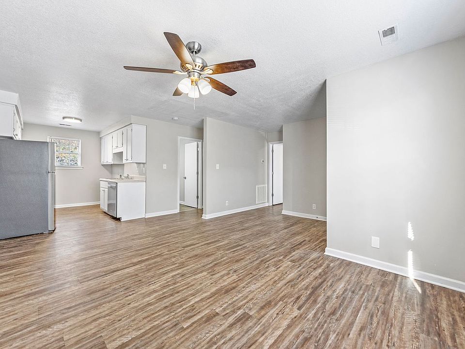 1st image of 209 Lexington Dr APT 2