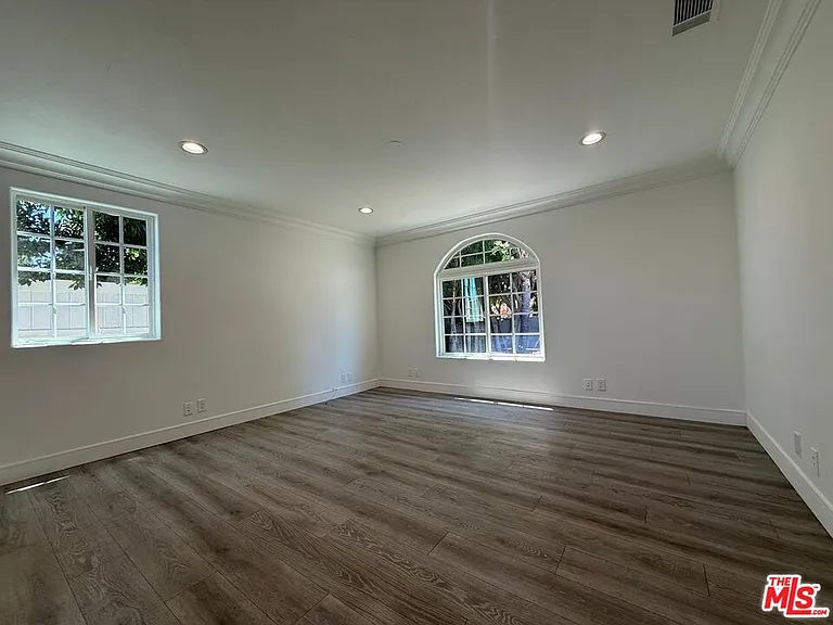 6742 Radford Ave — Photo 15
