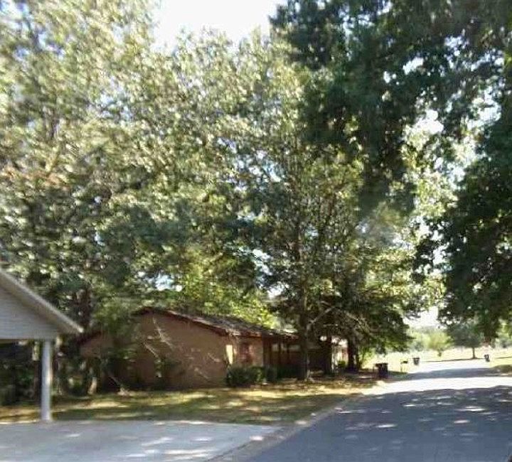 2nd image of 806 Greenclover Ln