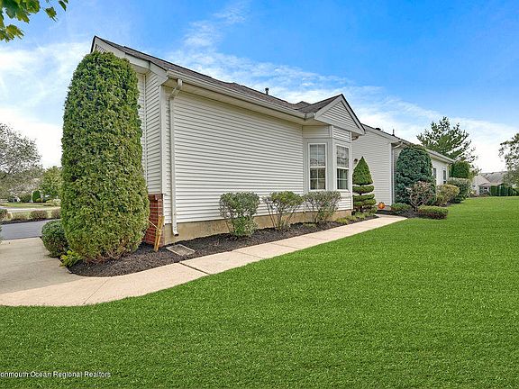 4th image of 12 Verona Dr