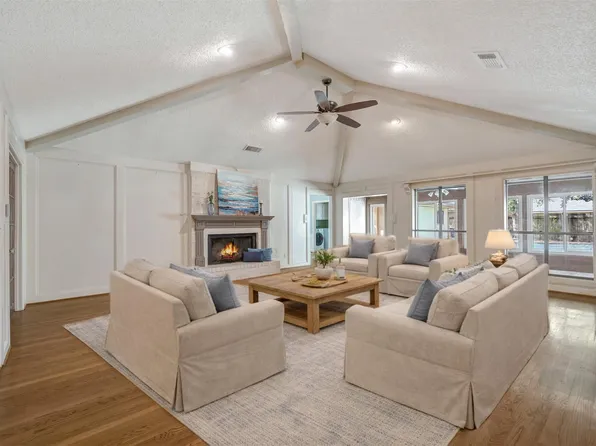 1015 Woodhorn Dr, Houston, TX 77062