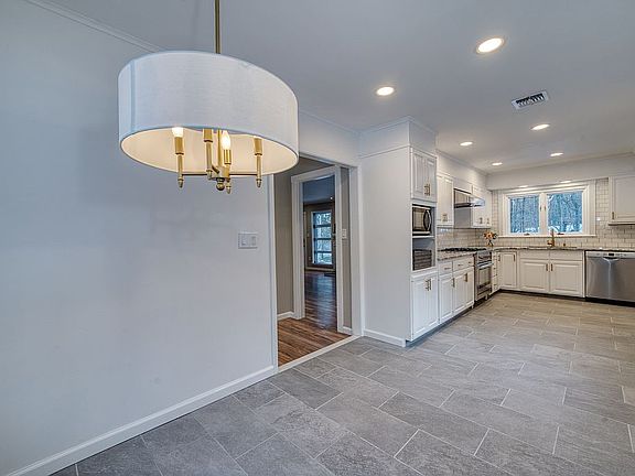 5th image of 40 Dogwood Ln