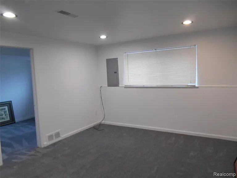 1440 W Elmwood Ave — Photo 17