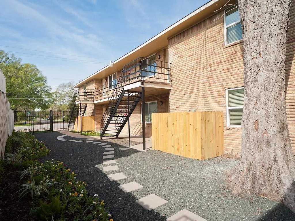 2 bed, 1.0 bath, $1,100 — Photo 2
