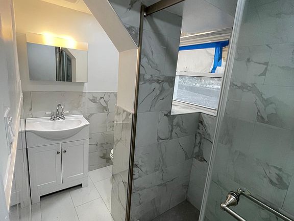 4th image of 780 Jewett Ave #1