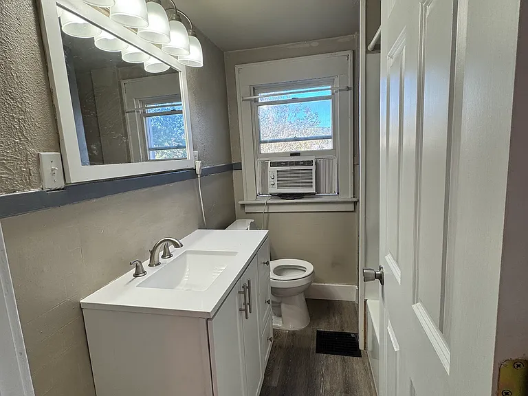 1028 Kenilworth Ave — Photo 5