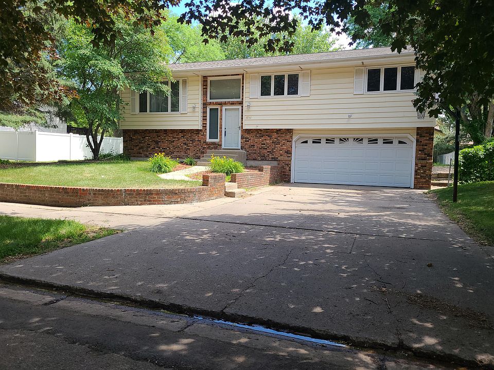 1711 S 7th St, Aberdeen, SD 57401 Zillow