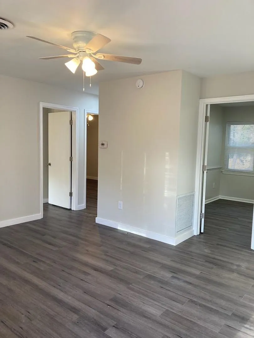 2 bed, 1.0 bath, 721 sqft, $1,300 — Photo 1