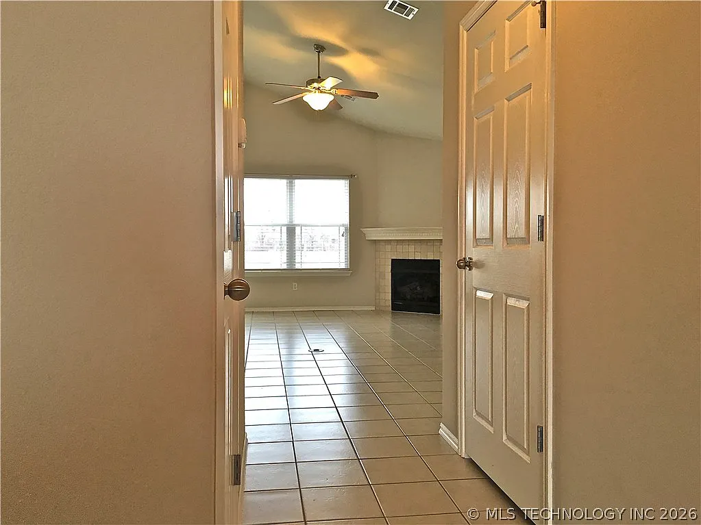 3 bed, 2.0 bath, 1378 sqft, $1,650 — Photo 3