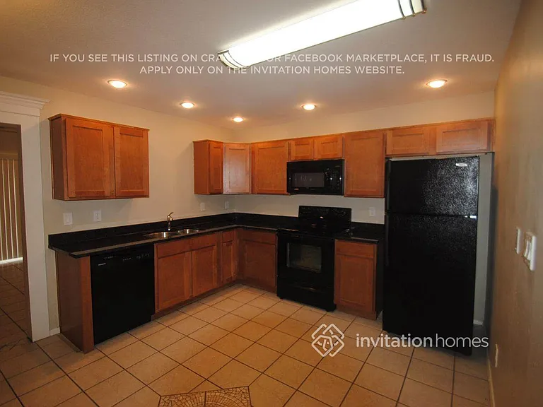 17837 N 31st Dr — Photo 2