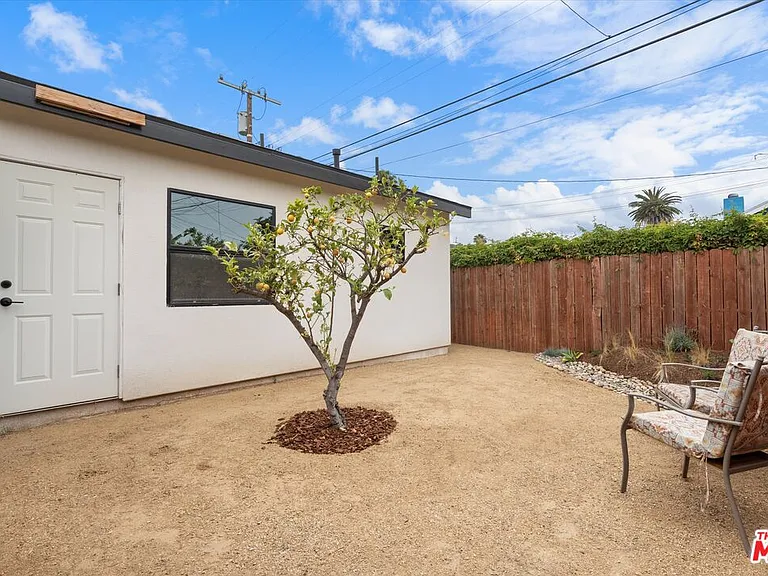 3792 1/2 Van Ness Ave — Photo 15