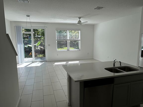5th image of 380 SE Sea Hunt Way