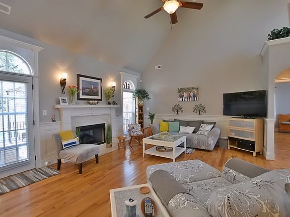 5th image of 1679 Essex Hall Dr