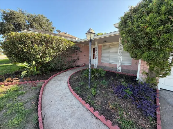 2015 51st St, Galveston, TX 77551