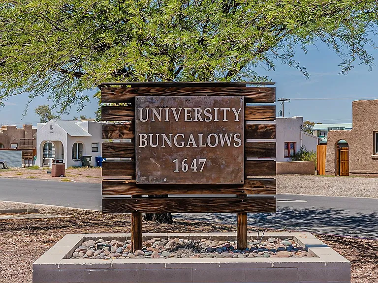 University Bungalows — Photo 14