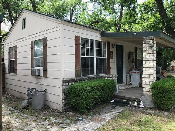 3rd image of 104 E Pecan St
