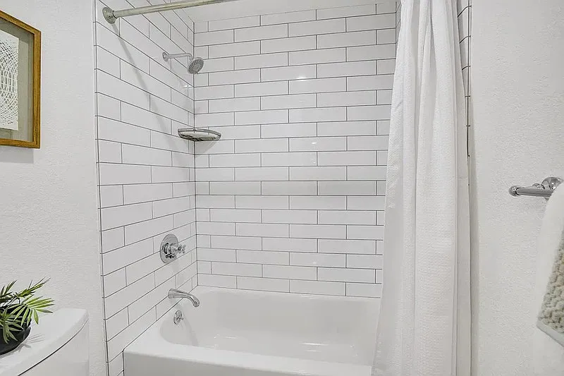 1 bed, 1.0 bath, 876 sqft, $3,600 — Photo 2