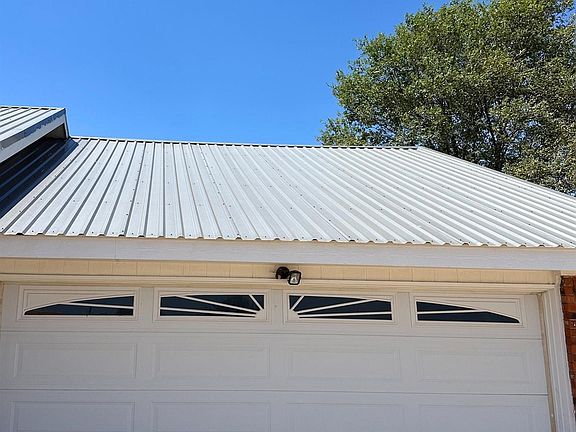 3rd image of 1604 Windsor Way