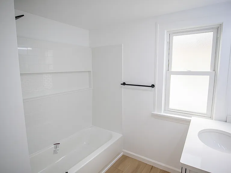 9105 Bancroft Ave — Photo 15