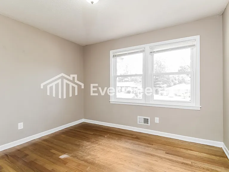 2021 Larchmont Dr — Photo 13