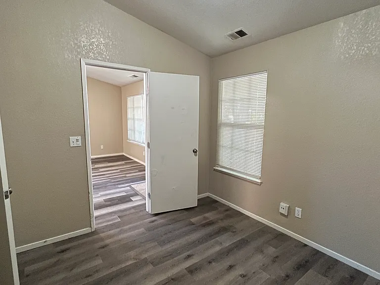 2752 Houston Ave — Photo 15